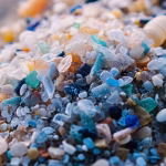 Los microplásticos en botellas de agua y su impacto metabólico