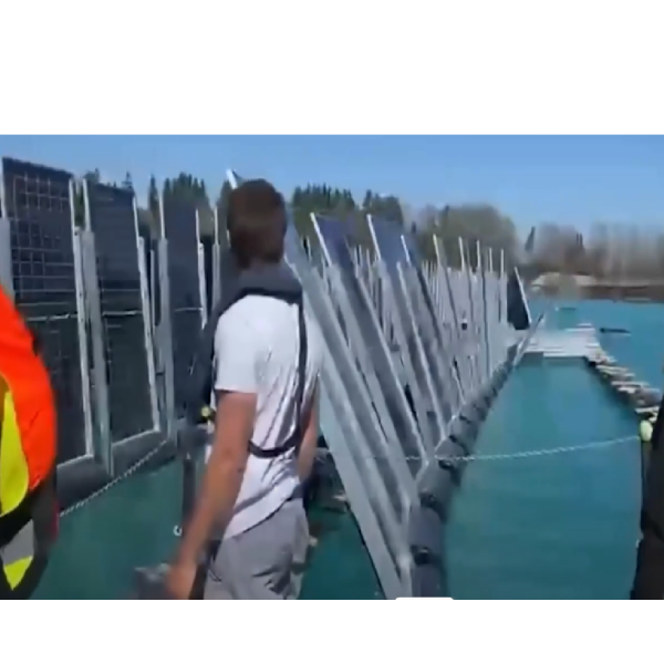 Instalan paneles solares verticales en un lago y el resultado rompe toda lógica: la planta genera más a la mañana y a la tarde, justo cuando las familias encienden los electrodomésticos y las fábricas están en pleno funcionamiento